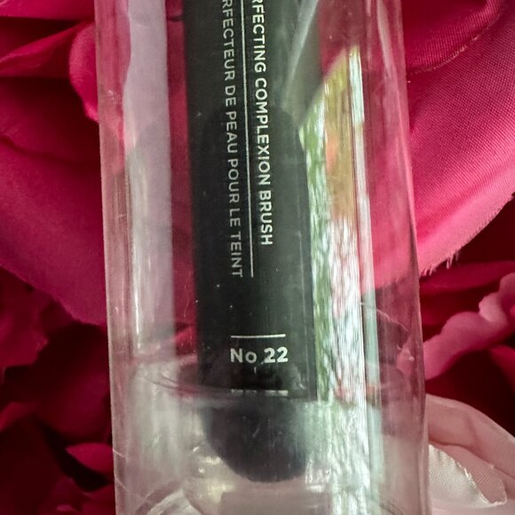 Lot of 3 It Cosmetics Items: FULL SIZE CC Cream, No. 22 brush & .47 Pillow Cream - Picture 3 of 6